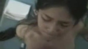 วิดีโอ POV ของสาวโรมาเนียที่มีขนหนาให้การเลียควย