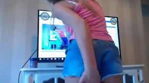 Une adolescente se satisfait avec des jouets en solo vidéo
