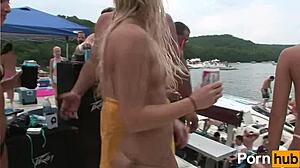 Une adolescente en bikini secoue son cul en public