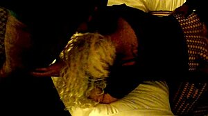 Amatorska blondynka zaspokaja się dużym czarnym członkiem w hotelowym seksie grupowym