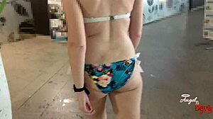 POV-video van een jong stel dat geniet van bareback-sex in een openbaar zwembad