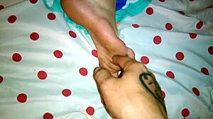 HD-pornovideo, jossa jalkoja kutitellaan ja fetissi leikitään
