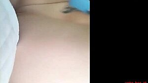 O fetiță cu sânii mici își întinde vaginul strâmt