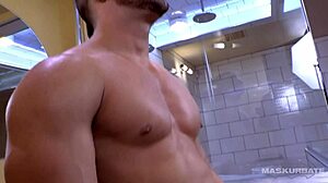 एमेच्योर गे मस्तुरबेटर हाई डेफिनेशन में नंगा हो जाता है और खुद को मरोड़ता है