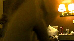 Esposa amateur recibe su coño follado en una habitación de hotel