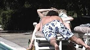 Natuurlijke tieten van onderdanige Susan stuiteren na het zwembad