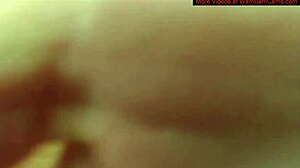 Сексуальная блондинка раздевается и показывает свои большие сиськи в веб-камере