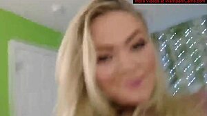 Bimbo sexy blondă se dezbracă și își arată sânii mari într-un videoclip webcam