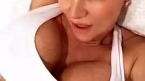 Sophie James, pelacur gym terbaik, memamerkan pantat besar dan vaginanya yang ketat