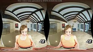 Porno in realtà virtuale con una piccola adolescente bruna in cucina