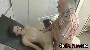 Une adolescente européenne se fait lécher la chatte et baiser par une fausse infirmière