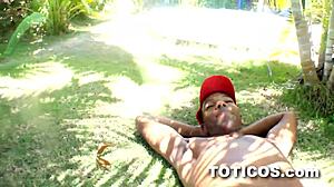 Medzirasový orálny sex od dominikánskej teenagerky na trávniku v 18-ročnom videu