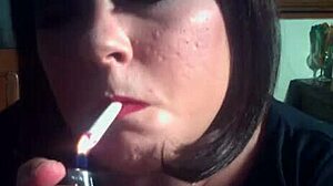 Femdom Inggris Tina Snua menikmati fetish merokok