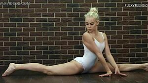 Si blonde Tornaszkova menunjukkan fleksibiliti dalam video solo