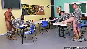 軍隊の若いゲイ男性がソロプレイをしているHDビデオ
