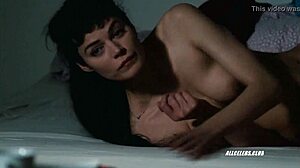 Sıcak porno yıldızı Marianne Denicourt, ünlü bir seks sahnesi veriyor