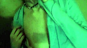 Une adolescente aux petits seins se fait baiser fort dans une vidéo maison