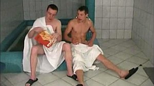 Rosyjska milfka z dużymi cyckami robi się gorąca i ciężka w saunie