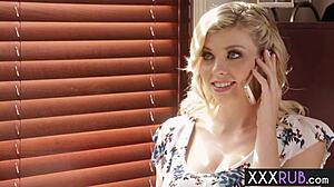 Büyük popolu ve büyük göğüslü MILF Tara Morgan, lezbiyen sevgilisini sert bir videoda sürüyor