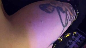 Stora bröst och sprutande action i en karantänvideo med tatuerad tjej