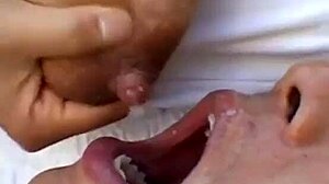 Fata asiatică își face sânii în timp ce alăptează