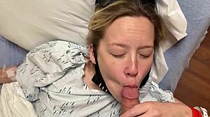 Sexe anal public avec un patient à grosse bite et sa petite amie à l'hôpital
