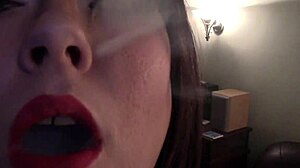 Opplev spenningen av å være en røykende slave i denne HD-videoen