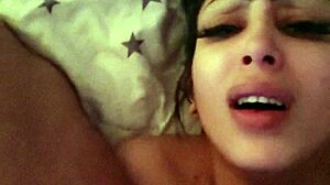 Egyptisk eskorte Neyla Kimy giver en blowjob til en stor penis i HD-video