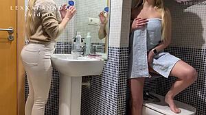 Tienersexy kontje wordt vastgelegd op camera in badkamer