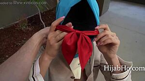 Подросток в хиджабе учится хорошо проводить время