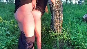 Pasangan amatur sebenar melakukan seks kasar di hutan dengan pancutan air mani di pantat