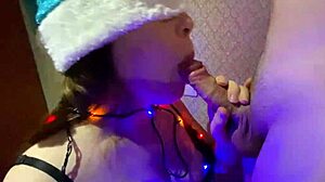 POV-video av en söt tonåring som ger en avsugning med sperma i munnen