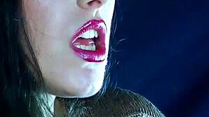 Tilfredsstill dine lyster efter rygning med denne sexede læbestiftvideo