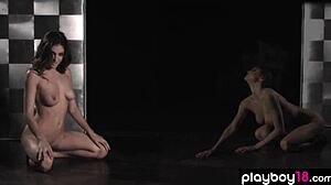 Сексуалната европейска красавица Джаклин Свелдбърг се раздева, за да покаже големите си цици
