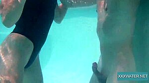 यूरोपीय बेब मार्सी पानी के नीचे अपना चेहरा चोदती हुई