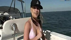 Непослушная поездка на лодке с сексуальной молодой девушкой, которая жаждет спермы на лице и кремпая
