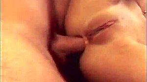 Naturlige bryster babe får sin fitte fingret og knullet i HD-video