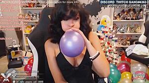 Sexy Twitch-Girl masturbiert und zeigt ihren großen Arsch im Live-Stream