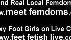 Linsul picioarelor și suptul degetelor de la picioare în video lesbian HD