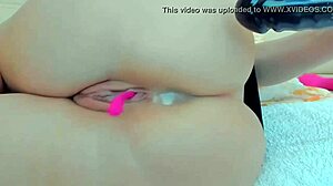 O amatoare își arată fundul mare și imploră pentru spermă în anal