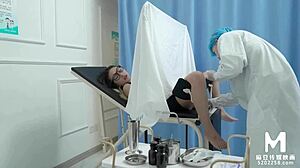 Stor rumpe og store pupper: En asiatisk gynekologisk undersøkelse på sykehus