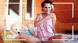 Gadis hippie berbulu dan comel menggoda di webcam