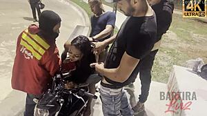 Chica negra amateur recibe una creampie en una motocicleta