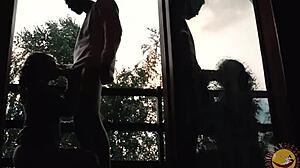 Amatérská přítelkyně kouří velký penis na balkóně v krémovém překvapení