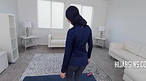 Muslimische Teenagerin wird beim Betrügen ihres Trainers erwischt und bestraft