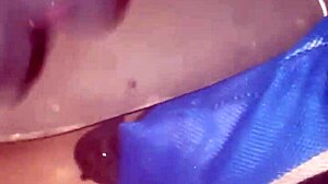 Η έφηβη κάνει μια πίπα στον φίλο της και καταπίνει το σπέρμα του