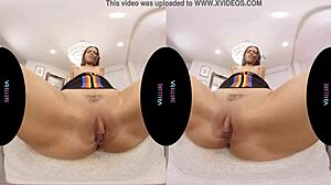 Vidéo de réalité virtuelle d'Andreina Deluxe se masturbant avec des jouets