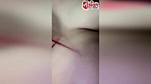 Ázijská teenagerka si užíva sólovú hru s vibrátorom a močí penis