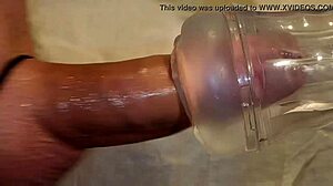 Tipul amator german folosește jucăria cuckold de gheață pentru masturbare
