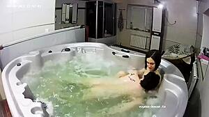 Európsky amatérsky pár si užíva senzuálny kúpeľ a prstovanie